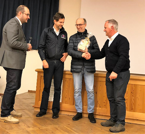 Il sindaco di Sappada, Manuel Piller Hoffer, consegna al vicegovernatore con delega alla Salute e Protezione civile, Riccardo Riccardi, e al direttore della Protezione civile Fvg, Amedeo Aristei, il premio "Rollate d'oro". A destra il vicesindaco Marco Rossa.